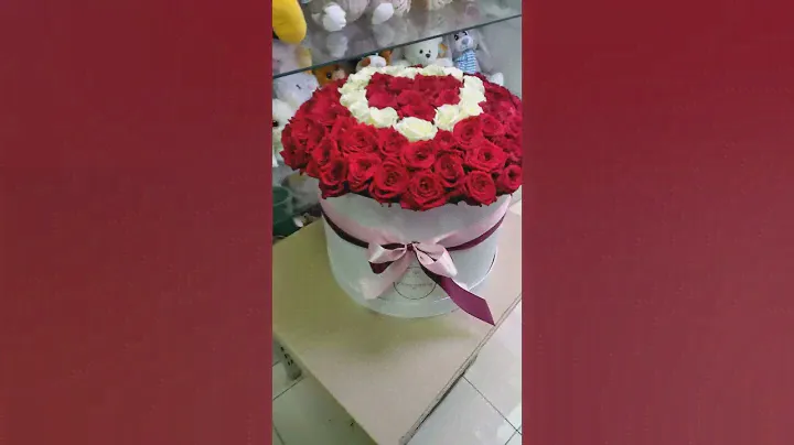 101 красная роза с  белым сердцем в шляпной коробке
